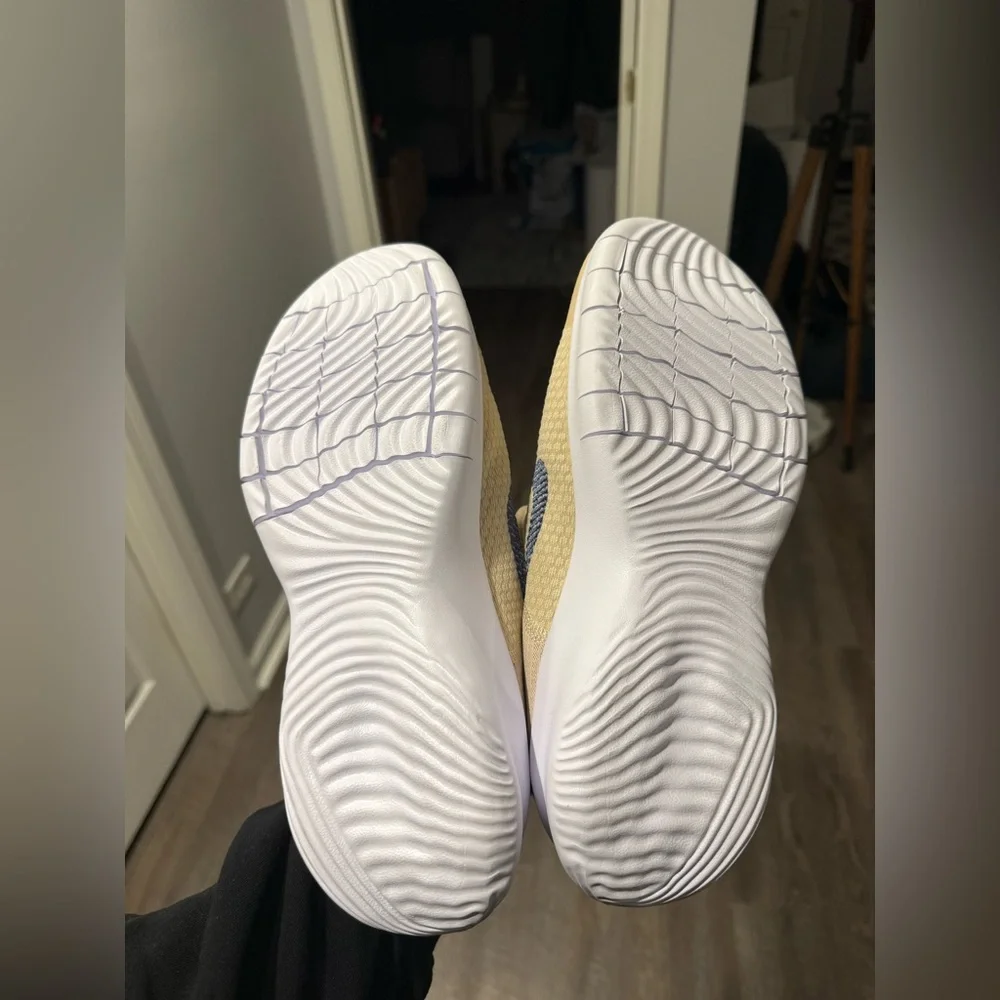 NEW WITHOUT TAGS Nike Beige and Navy Women's Athletic Shoes size 11 - Picture 4 of 5